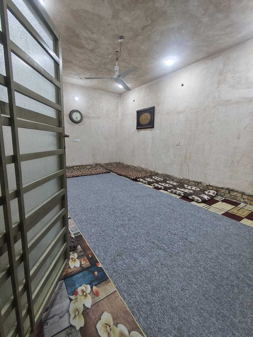 دار للبيع في الدبله شارع البصيره مقابيل الحسينيه فرع فؤاد الحداد ..
دار مساحه ١٥٠ م مربع واجهية ١٠ نزال ١٥ يحتوي ع استقبال ومطبخ وغرفة نوم وهول كبير وصحيات خارجيه ومجمع صحيات داخلي كبر والطابق الثاني غرفه نومه ٧.٥ *٥.٥ كبيرة غير مسقفه للاستفسار عالخاص او عالرقم ***********
***********
