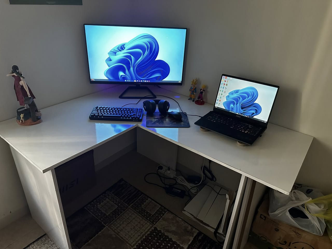 السلام عليكم 
ميز mdf طول ١٦٠ عرض ١٤٠ و عمق ٩٠ نضيف كلش واضح بالصورة 
وكرسي كيمنك 
اثنينهم ب  150 الف
 بناية B206 
***********
