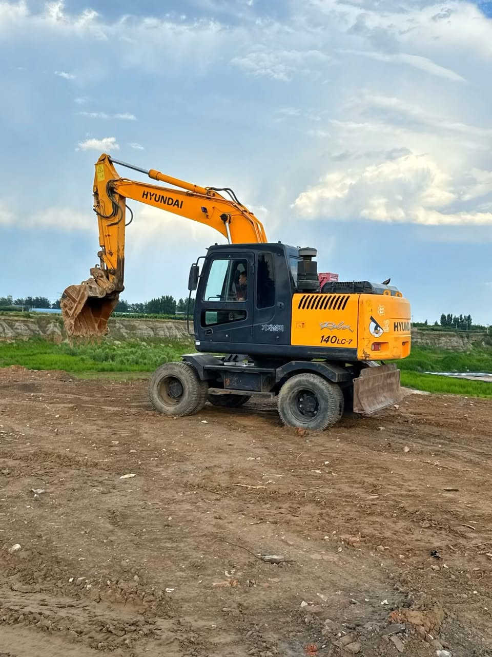 Korean imported Hyundai 140LC-7 wheel loader, contact me if you're interested


**إذا كنت صاحب هذا الإعلان وتريد حذفه لأي سبب، رجاءا أرسل رسالة إلى الدعم الفني**