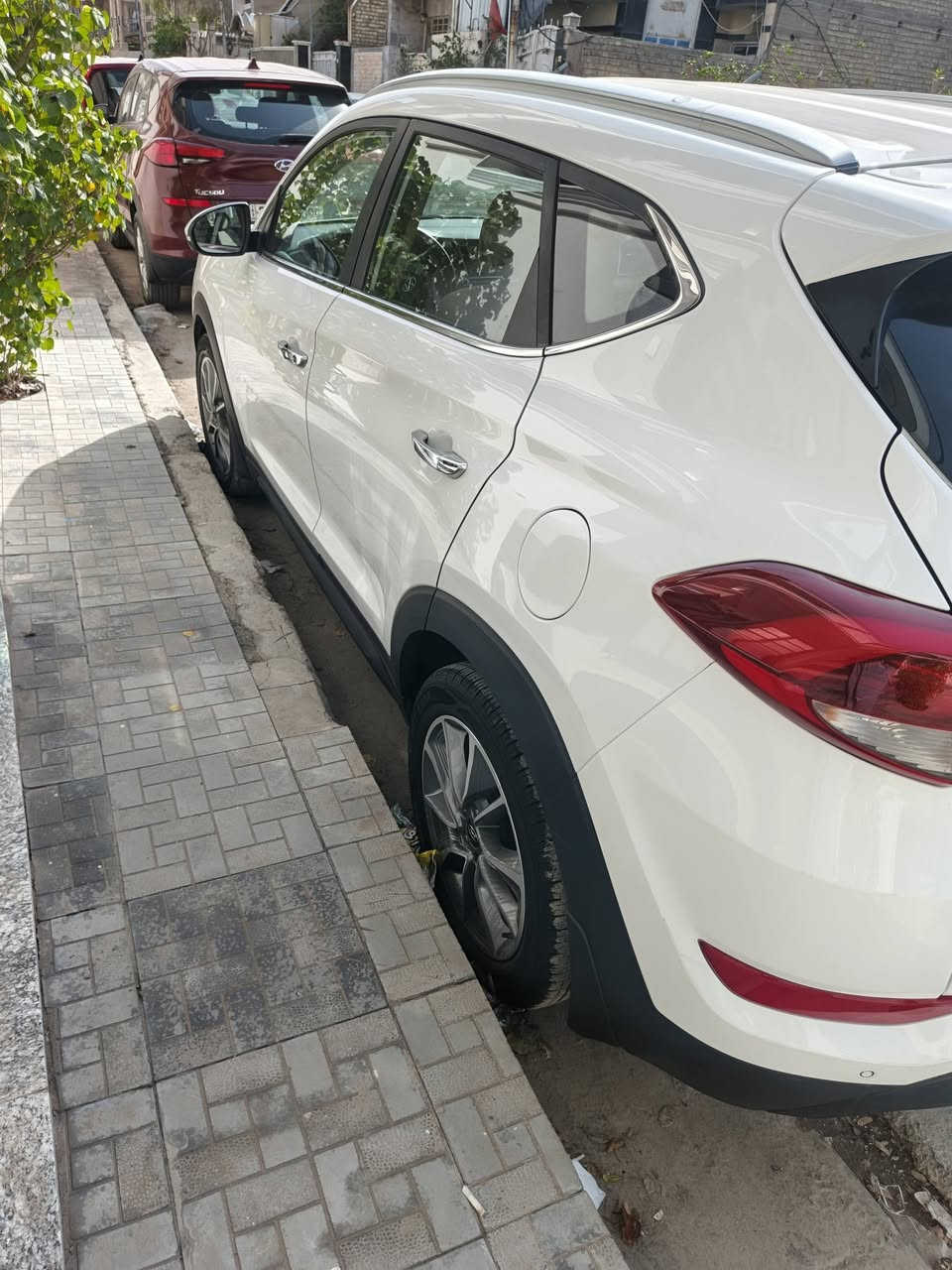 السلام عليكم توسان أبيض بغداد بدون صبغ باب خلفي مفتوح فقط بدون صبغ تصليح بارد شبرين ماشيه ٨٠ ألف موديل ٢٠١٨  السعر ١٨٠  هاتف***********
