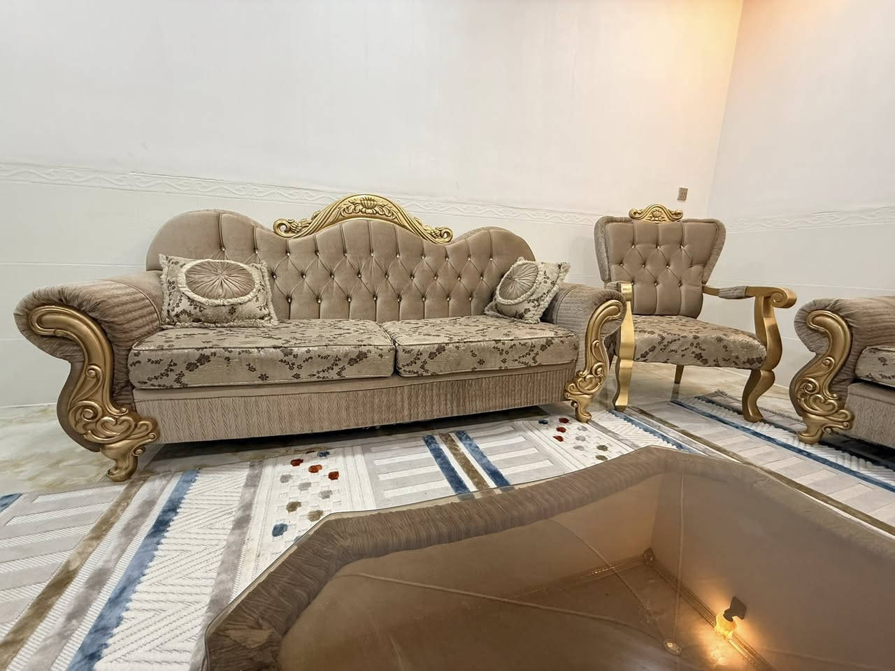 السلام عليكم
تخم تركي ملكي 10 مقعد مع طبله وسطية 

نظافة 90 ‎%‎

الموقع تكريت حي القادسيه 

للأستفسار ***********
