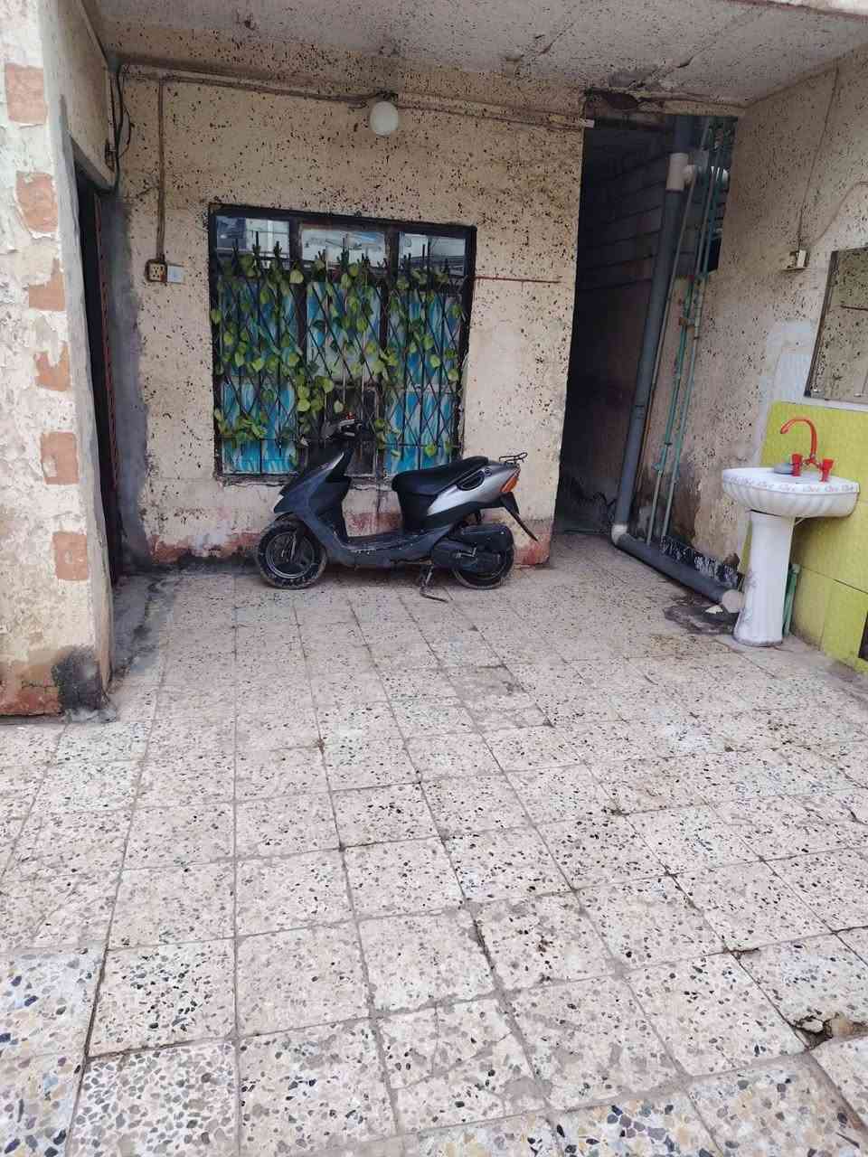 دار للبيع 200 م 
حي الرسالة شارع عرض 10 قريب ع مدرسة الامام الحسن 
طابقين 
طابق اول قديم بيه 3 غرف 
طابق ثاني 2016 بيه غرفة كبيرة وصالة ومطبخ وصحيات
للتواصل 
واتساب 
***********
