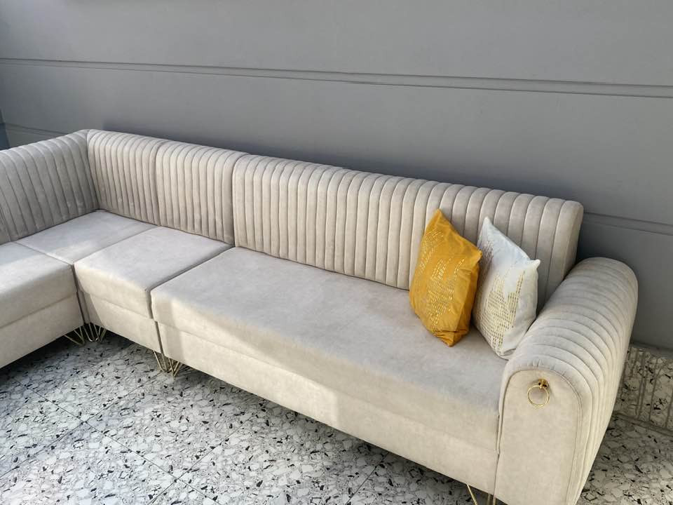 سلام عليكم
ديوان للبيع نظيف اي عيب مابي 6 امتار تفصال ويا 4 كوشات شراي هابر رقم*********** عنوان كركوك
