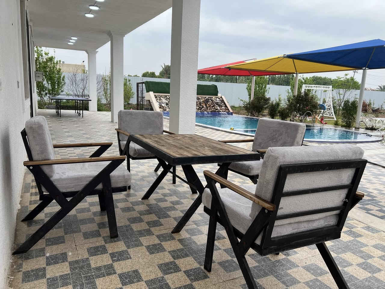 منتجع البياتي السياحي 
حجوزات العيد بلشت 😁
*********** 
حديقه كبيره 
طائره 🤽‍♂️
صاله كبيره🛋️ 
بليارد 🎱
منضده 
فيشه 
العاب أطفال🧸🎠🎢 
بستان مزروع🏝️ 
غرفت نوم 🛏️
مطبخ 🚪
باربكيو
حض سباحه كبير🏊‍♂️ 
حض سباحه اطفال🏊‍♀️
العنوان قضاء بلد
