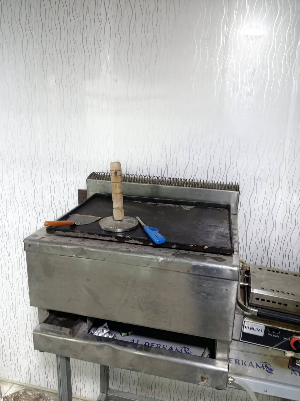 غراض مطعم للبيع مكاني ديالى الخالص رقم الهاتف ***********
