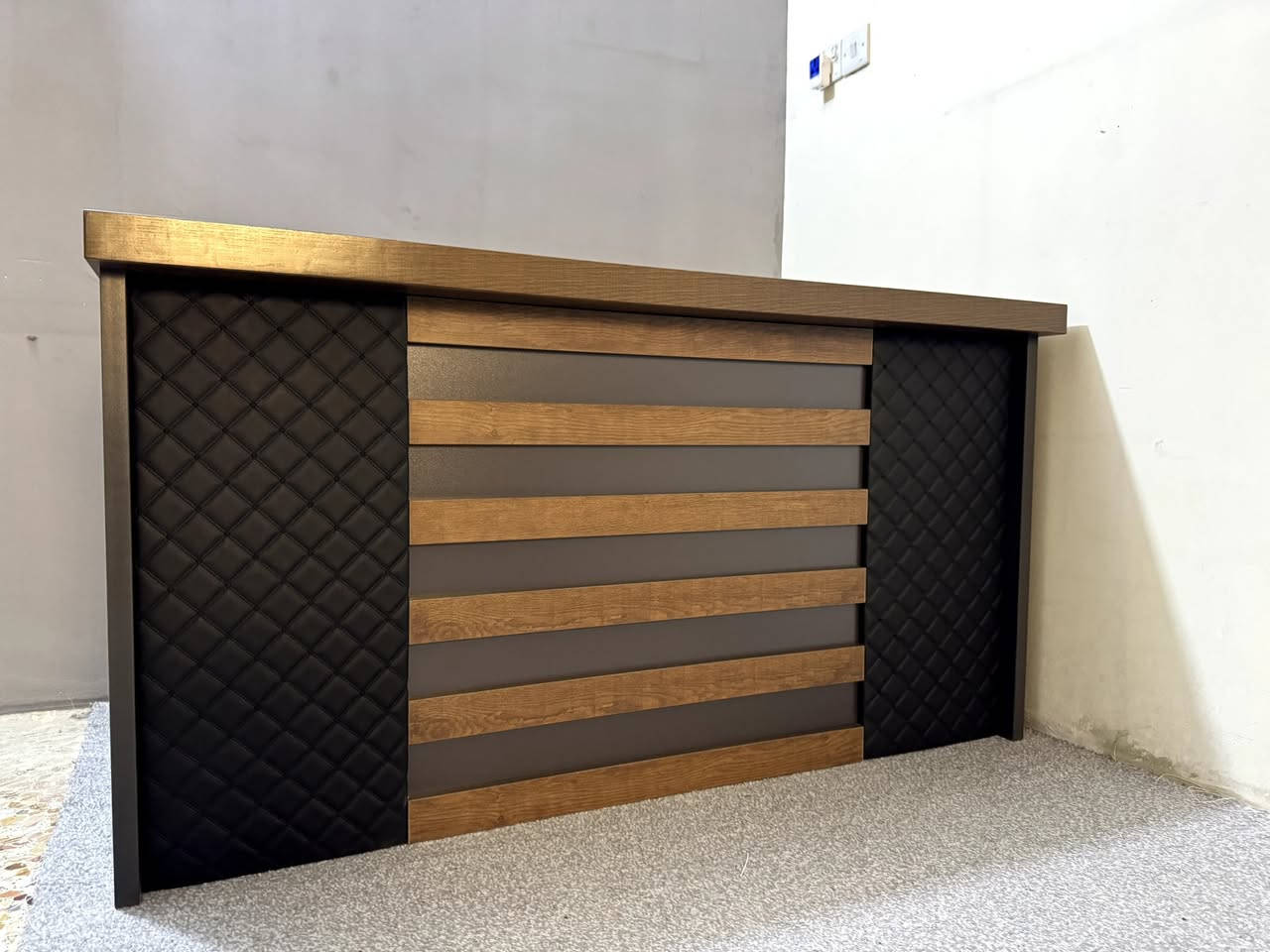 السلام عليكم ميز مكتب نظيف سعر 200 وميز بلازما مع الرفوف سعر 50 وميز منظدي سعر 15 بورد زجاجي للرسم الهندسي سعر 125المكان الحريه الشراي يتصل ***********
