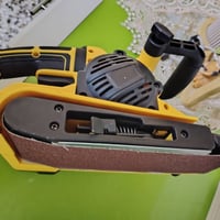 ماكينة صنفرة كهربائية بحزام 900 واط السعر 30 الف  07726217862