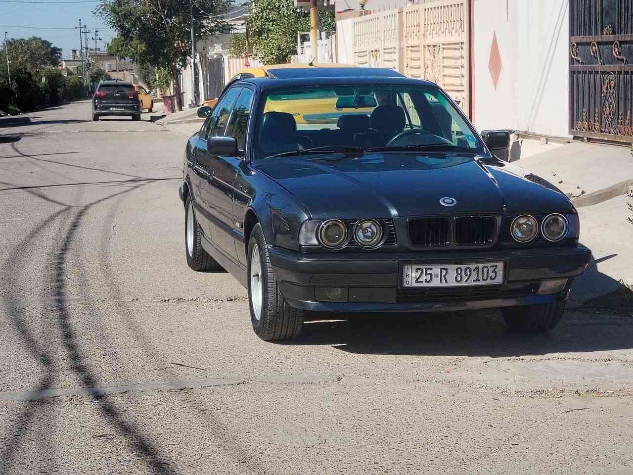 بي ام دبليو ٥٢٥بيلاد موديل ١٩٩٤فول مواصفات بجم عريض  مشروع وطني لحد٢٩ودفتر بانزين كامل مكمل شرط كير ومحرك وصدر وتايرات شواصي تكمات حوض صندوق كله بشرط تايرات جديد ويل جديد صدر جديد محرك كير سبع نمر بومه شرط التحويل وكاله والغرامات سعره ٦٥وبي مجال قليل للطيبين *********** كركوك حي الوحدة
