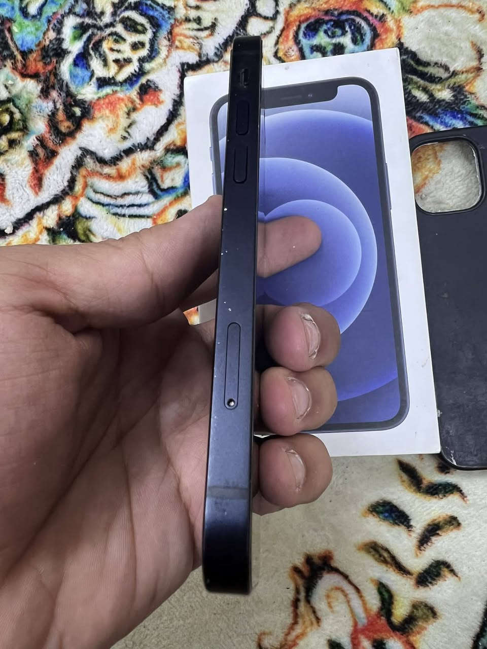 سلام عليكم جهاز آيفون 12مني ذاكره 64 بطاريه 82 جهاز مثل ما موضح جاهز ضهر مفطر وشاشه بيه فطر بلكلاسه الباقي مكفول جهاز مامتوح بلادي انت تصال كل شغال المكان بغداد العبيدي حي رئاسة السعر 100) ***********
