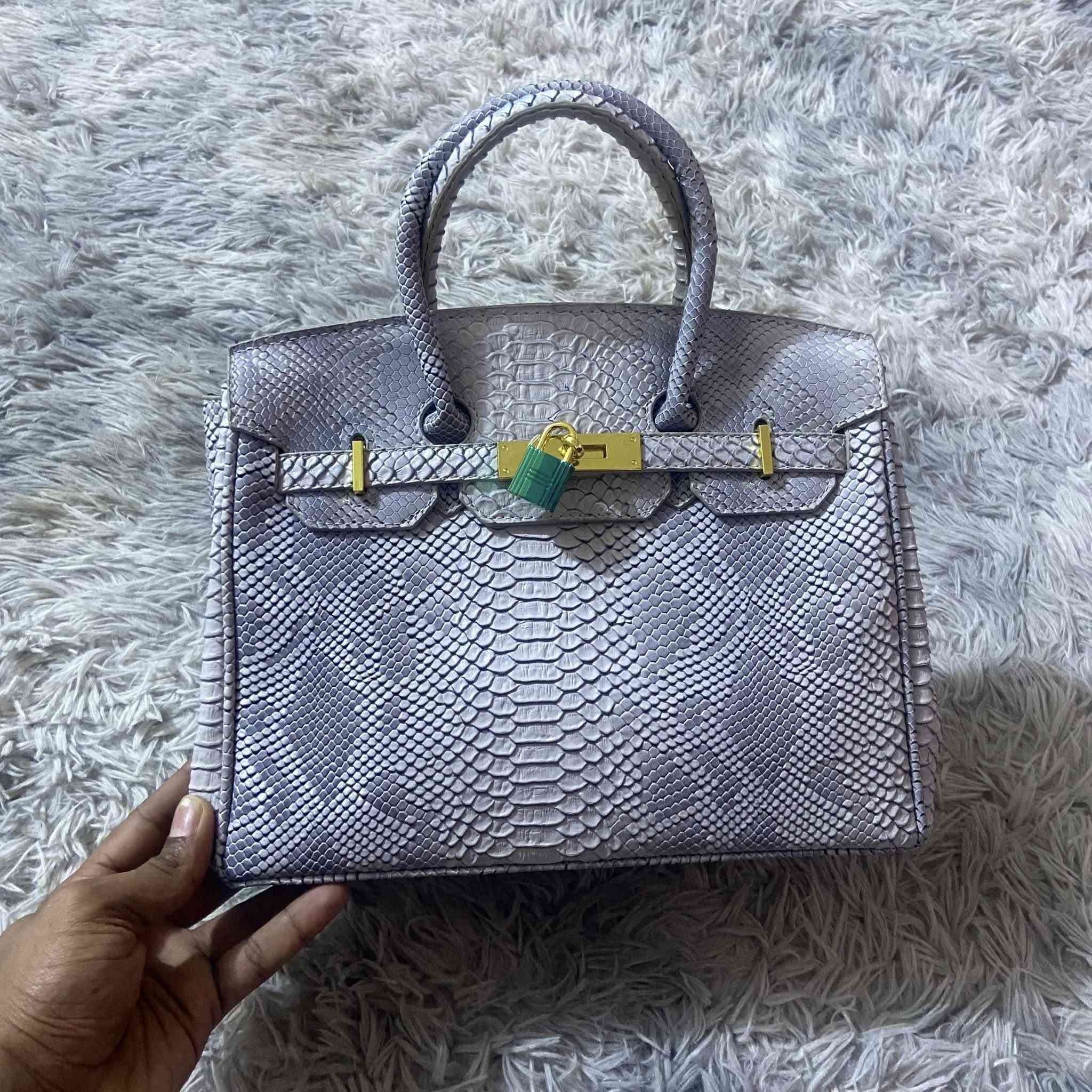 حقائب نسائي جديده للبيع .
مكاني بابل حلة طهمازيه ، عندي توصيل داخل الحله فقط .


**إذا كنت صاحب هذا الإعلان وتريد حذفه لأي سبب، رجاءا أرسل رسالة إلى الدعم الفني**