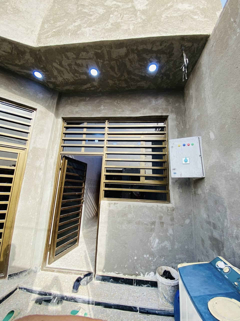 السلام عليكم
---

للبيع - بيت بناء جديد اساس رفت 

📍 الموقع: جسر ديالى - جامع طه، مقابل ملعب حسين العيساوي  
📐 المساحة: 105 متر | الواجهة: 7م | النزال: 15م  
🧱 البناء: جديد، اساس رفت، طابوق، شغل درجة أولى  

التفاصيل:  
غرفة نوم + صالة + مطبخ + استقبال  
✅ كامل الخدمات: مي، مجاري، كهرباء، تبليط  

💰 السعر: 67 مليون وبيه مجال  
📞 للاستفسار: ***********
