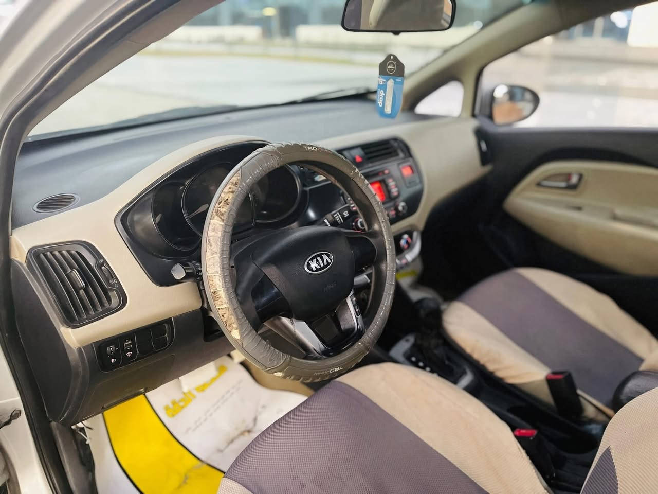 كيا ريو 2014 مكفولة مـٰن الحادث بيها صبغ فقط بالجاملغات الاماميه بسبب الجراد وبيها شويه جراد بالبنيد والقمارة 
گير ومحرك مكفولات 
حجم المحرك 1600
رقم بابل 
السيارة موجودة بكربلاء وصاحب السنوية هم مـٰن كربلاء 
السعر 85 وبيه مجال شويه
للاستفسار اتصال على الرقم ***********
