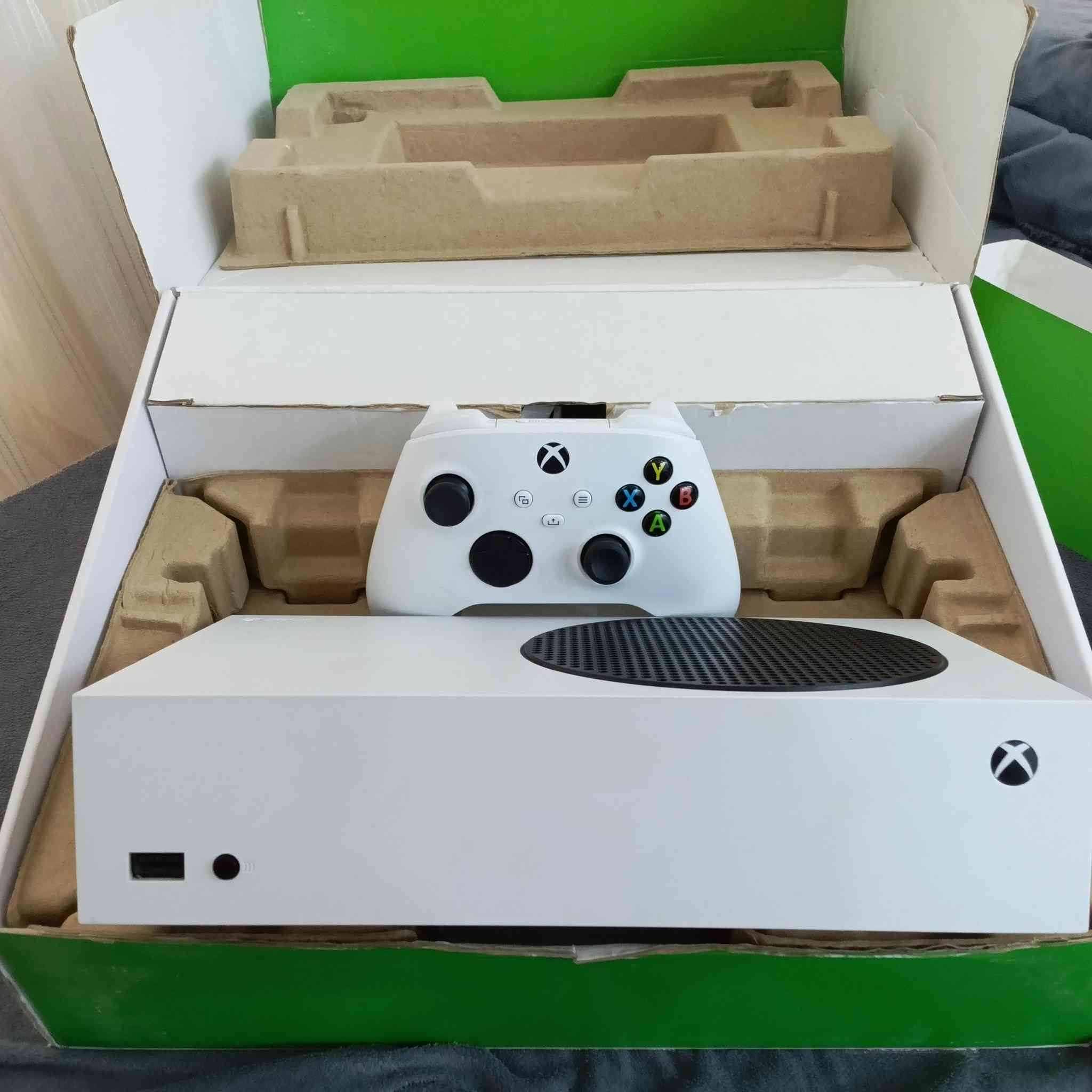 XBOX SERIES S WHITE .....WITH AN EXTRA JOYSTICK
إكس بوكس سيريس إس ابيض .......مع جويستك اضافيه يعني 2جويستك 
ذاكره 512
يدعم 120فريم 
الجهاز نضيف ما مفتوح استعمال قليل 
الجهاز اصدار 2023
معا كامل ملحقاته 
سعر 400مابي مجال 
للتواصل عبر الإنستا أو ادخلي خاص 
انستا👈b4xb.7


**إذا كنت صاحب هذا الإعلان وتريد حذفه لأي سبب، رجاءا أرسل رسالة إلى الدعم الفني**