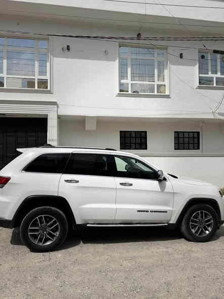 جيپ گراند شيرؤكى ٢٠٢١
مواسه فات ليمتد
گێرمه كينه و كاره باى به شه رت
يه ك پارچه ى بؤياغه دوو پارچه ى بيلاد گؤراوه بئ ناو گرتن
٦٥ ميل رؤيشتووه
ئه رباگ سيسته م به شه رت
٢٣٥ گه لا
*********** رانية
