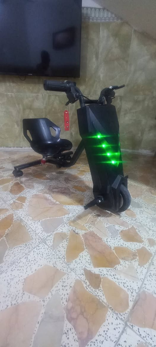 السلام عليكم 
سكوتر درفت للبيع 
المواصفات 
ثلاث سرعات 
بلوتوث يربط ع الموبايل 
دبلات تحت الكُشن 
نشرة مع التشغيل 
هورن
شاشة صغيرة 
سويج تشغيل 
يتكبر ويصغر 
يتحمل وزن لحد ٥٠ كيلو 
السعر ٢٠٠ الف مكان كربلاء 
الاتصال  ع ***********
