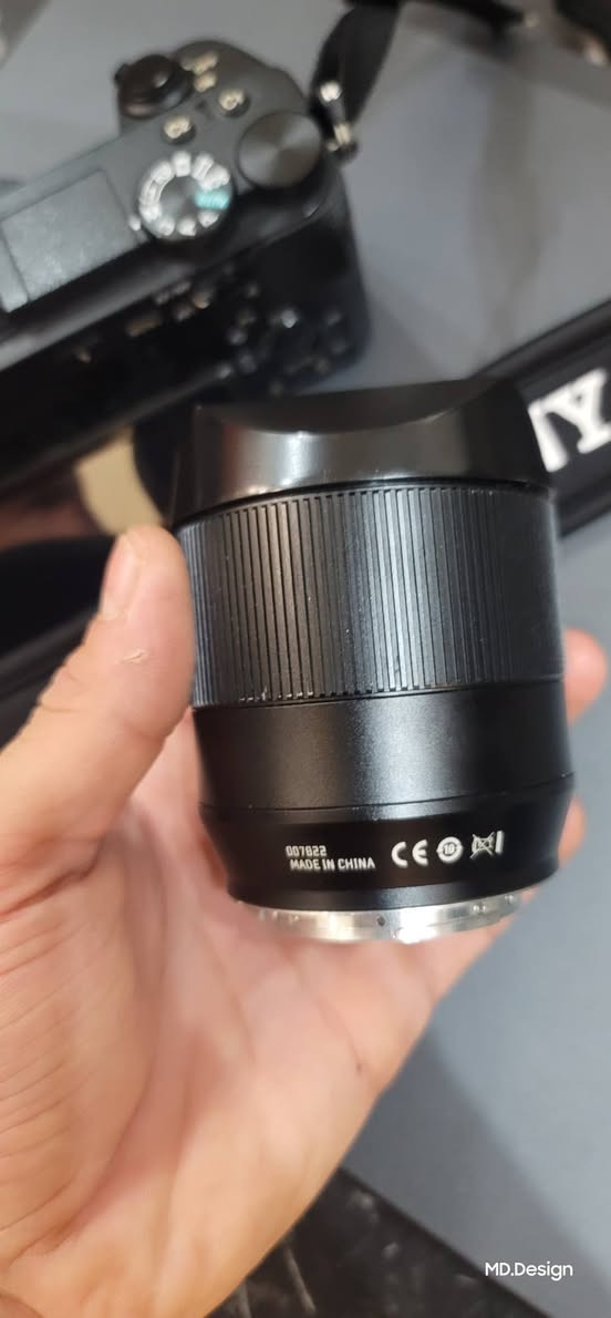#للبيع sony A6500

السلام عليكم شباب،
معروض للبيع كاميرا ميرورليس احترافية مع عدسة ممتازة جداً وباقي ملحقاتها، الباكج مثالي جداً لصناع المحتوى، مصوري الفيديو السينمائي، ومصوري البورتريه
المواصفات والقطع :
1.  ​جسم الكاميرا (Body):
◦ ​الموديل: Sony a6500 (Mirrorless).
◦ ​المميزات: مستشعر APS-C بدقة 24.2 ميجابكسل، نظام مانع اهتزاز داخلي خماسي المحاور (IBIS) ممتاز لتصوير الفيديو بدون اهتزاز، تصوير فيديو بدقة 4K حقيقية، ونظام فوكس تلقائي فائق السرعة.
◦ ​الحالة:  شاتر 11K والحالة ممتازة (شغالة مية بالمية وبدون أي عيوب مصنعية أو مشاكل). وشاتر 
2.  ​العدسة (Lens):
◦ ​الموديل: TTArtisan 56mm f/1.8 (أوتوفوكس).
◦ ​المميزات: فتحة عدسة واسعة جداً f/1.8 تعطيك عزل (بوكيه) سينمائي خرافي وإضاءة ممتازة بالأماكن المظلمة. الفوكس تلقائي وسريع جداً متوافق تماماً مع نظام سوني.
◦ ​الحالة: كالجديدة تماماً، الفريم والعدسة نظيفة وخالية من أي خدوش أو غبار.
3.  ​الملحقات الأساسية (Accessories):
◦ ​حقيبة سوني 
◦ ​حزام رقبة المخصص للكاميرا 
◦ ​البطارية والشاحن

💡 ملاحظات للمشتري:
• ​الكاميرا غنية عن التعريف في الأداء السينمائي، والألوان، والفوكس وبدون رام تجي تفحص يلي تريده
​📍 المكان: بغداد - المنصور 
​للتواصل والاستفسار واتساب او الاتصال على الرقم: [***********]
