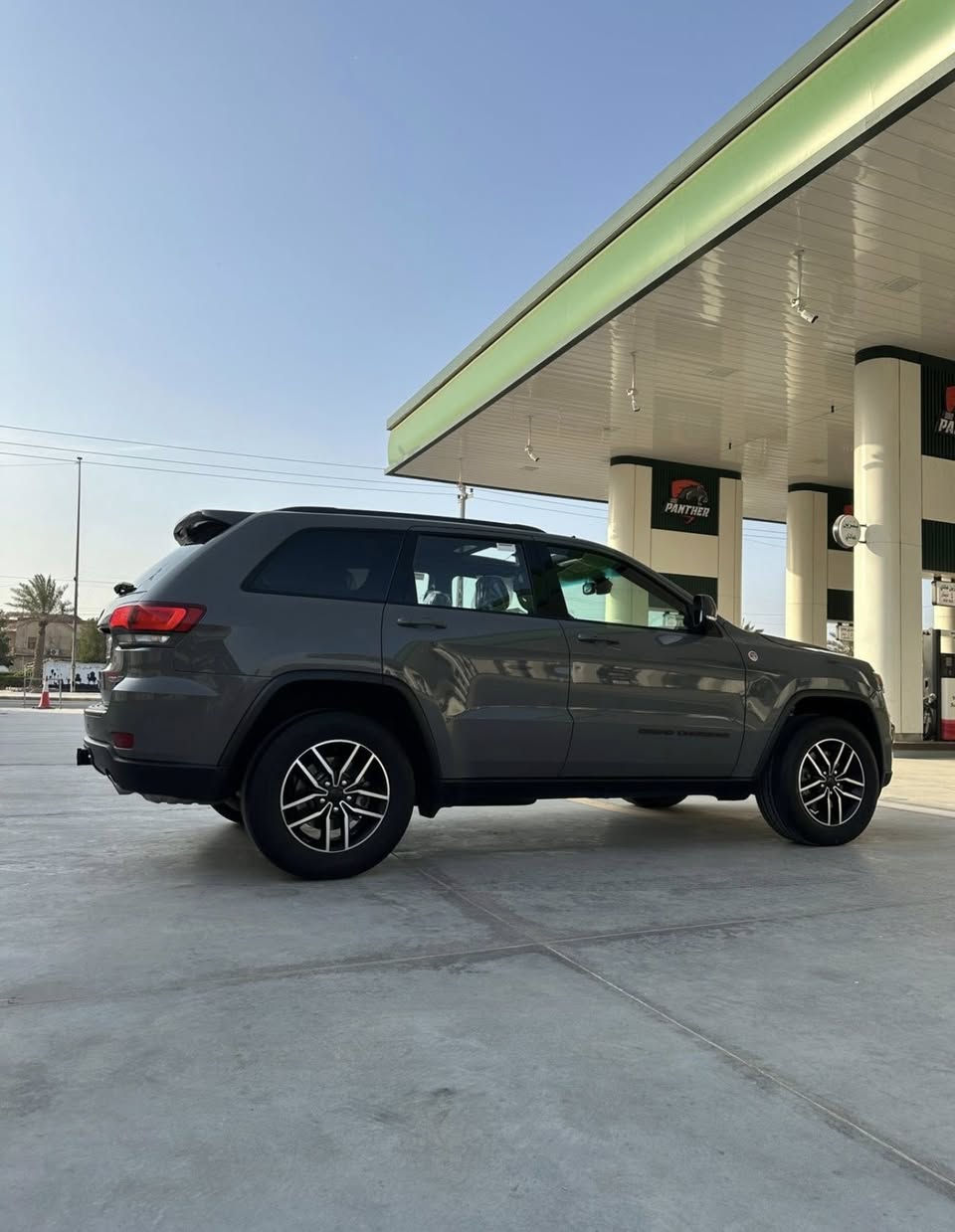 السلام عليكم 
جيب كراند شيروكي ترايل هوك 2020 لون سمنتي 
Jeep Grand Cherokee (Trailhawk) hemi 5.7
رقم اربيل بأسم شركة تريد تحويل تريد وكالة 
وارد كندي حادث جاملغ وبنيد بدون شاصي  وبيها بارد بالباب خلف السايق
 كير مكينة كفالة من كلشي 
فول عدا الرادار الامامي 
مكينة 8 سلندر 5.7
فتحة بنوراما 
جكات بلادي (چوبلس)
رادار خلفي 
رادار جانبي (نقطة عمياء)
كشنات جلد مطرز 
كشنات امامي تدفئة تبريد خلفي تدفئة 
كشنات كهربائية 
ستيرن كهربائي 
ستيرن تدفئة 
خزن وضعيات (ميموري)
مرئي قلاب 
مرايات شفط 
صندوك كهربائي 
5 وضعيات قيادة 
4 ويل /2 ويل 
وباقي مواصفات الترايل هوك معروفة 
ماشية 60 mi 
السعر 228  للبيع او مرواس حسب القناعة
0771174441
***********
