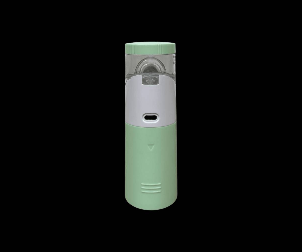 جهاز تبخير تنفسي محمول (نيبولايزر شبكي)

الاستخدامات

يستخدم لترطيب وفتح المجاري التنفسية وتسهيل استنشاق الأدوية والبخار لمرضى الربو والحساسية ونزلات البرد.

مناسب للأطفال والكبار، وللاستخدام المنزلي أو أثناء السفر.

يخفف أعراض الاحتقان والسعال ويساعد في وصول الدواء بسرعة إلى الرئتين عبر الرذاذ الدقيق.

مفيد في حالات الجفاف التنفسي أو ضيق النفس الذي يتطلب بخارًا سريعًا.

المميزات

تقنية Mesh Nebulizer لإنتاج رذاذ فائق الدقة يصل بسهولة للجيوب الأنفية والقصبات الهوائية.

تشغيل هادئ جدًا مثالي للأطفال أثناء النوم.

تشغيل مزدوج: يعمل عبر بطاريتين AA أو عبر كابل USB مباشر.

تصميم محمول وخفيف مناسب للاستخدام خارج المنزل.

خرطوشة دواء شفافة لسهولة مراقبة مستوى السائل.

قطعتان للوجه: قناع للكبار وقناع للأطفال + قطعة فم.

صرف طاقة منخفض ويحافظ على كفاءة عالية.

فتحة تعبئة محكمة لمنع التسرب.

زر تشغيل واحد لسهولة الاستخدام.

نظام فصل عند عدم وجود ماءدواء لحماية الجهاز.

الأبعاد: طول 14 سم – عرض 8 سم – ارتفاع 9 سم (قياس الكرتون).

اللون: أبيضأخضر حسب المتوفر.

محتويات الصندوق

جهاز النيبولايزر الشبكي.

قناع للكبار.

قناع للأطفال.

قطعة فموية.

كابل USB للالتشغيل.

دليل الاستخدام.

الملاحظات

يعمل عبر بطاريتين AA (غير مشمولة).

الجهاز لا يحتوي بطارية داخلية قابلة للشحن، ويعمل فقط عند توصيله بكابل USB أو عند تركيب بطاريتين AA.

يجب استخدام ماء معقم أو الدواء السائل الموصوف من الطبيب فقط.

نظّف القناع بعد كل استخدام للحفاظ على الأداء.

غير مناسب للزيوت أو المحاليل اللزجة جدًا.

يُفضّل عدم استخدام الجهاز للأطفال بدون إشراف بالغ. 