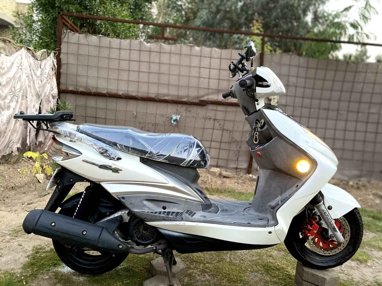 السلام عليكم.      دراجه سكنس فحل ياباني
شكل ماجسته        أصولي.    اعلى فئه نوزل 
ملاحظه الدراجه ما مرقم      واتس ***********
                                         او انستا ac_8rz
مزود 
1 دسك + فجه رياضي 
2 اكلجات رياضي 
3 مري + سداند موبايل رياضي 
4 لايتات صفاحيات رياضي 
5 هورن صوت لاندكروز
6 كاسحه + سوبايه رياضي 
7 غلاف دبل رياضي 
8 كشن الرياضي
9 + رقم بل صفح 
10 لايتات بيض صفاحيات عدد 4 
11 صالنصه رياضي 
12 انبيثري صوت عليه 
..
لابد تلك بيه شخط 
الدراجه حلووه وشلعه معدل سبب البيع احتاجيت شكم فلس 
مكاني نجف 
حي ميسان قرب محطة ريبال أو 
مكان حي الوفاء قرب محطة اضواء 
.
السعر خاص واتس *********** 
وبيك خير وتدلل بيها مجال 
الدرجه ناعمه 
الجنط تحتوي على اماكن تخزين
