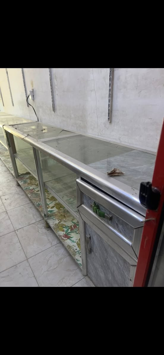 السلام عليكم ذني ميزين الواحد ب40 الف ثنيناتهن ب80 الف كاملات ومابيهن شي طول الميز الواحد تقريبا 3 مترات ونص ومستعجل علة بيعتهم مكاني كربلاء رقمي للتواصل *********** بي واتساب
