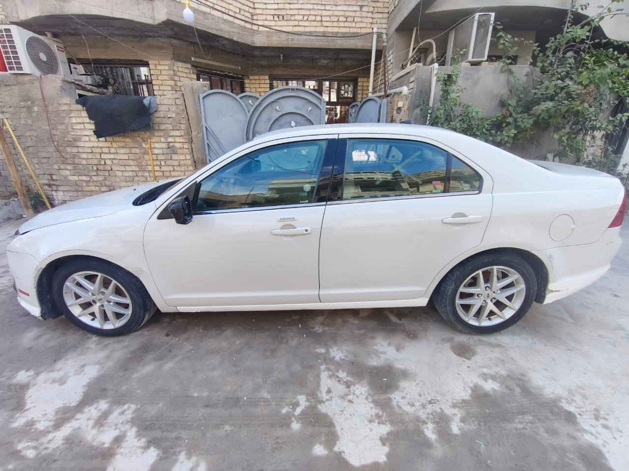 السلام عليكم.
سيارة فورد فيوجن للبيع السعر 60 وبيها مجال 
السيارة ما بيها ضربه ولا قطعه مبدله ولا صبغ . 
بيها طخه بالچاملغ الامامي والجنطه هم مثل ما موضح بالصور. 
گير/مكينه مكفولات. 
تبريد/تدفئه/ كهربائيات كله شغال. 
صدرها نص عمر.
يحتاجلها مازدات اماميه ومرايات. 
رقمي ***********
عنواني دورة زراعي ابو طياره
