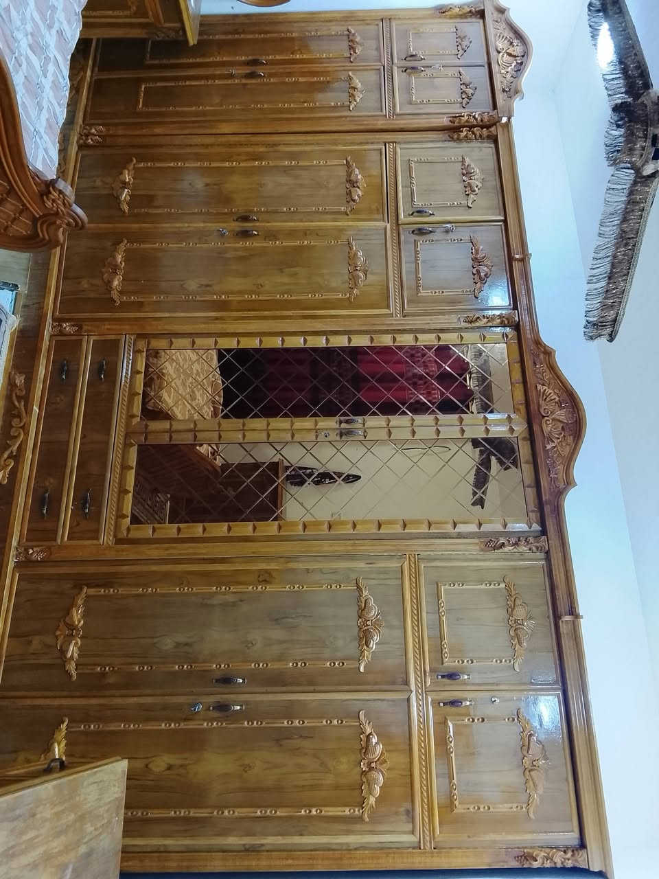 السلام عليكم غرفة أخشاب مستخدمة للبيع مشتريهة ب٣ملاين سعرهة مليونين أو بيهة مجال قليل *********** مكاني بغداد
