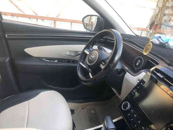 توسان موديل 2024/ رقم بغداد للبيع 
ماشي 44/ بصمة / كشن كهرباء / مكفولة/‭٠٧٧٢ ٢٠٧ ٦٩٣٠‬ / السفار هذا رقمي
