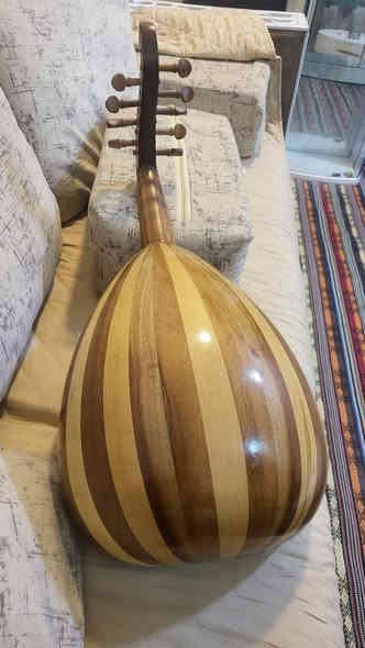 عود للبيع عراقي صناعه نجم عبود حجم صغير نظيف كلش 
سعر ٤٠٠ الف
***********
