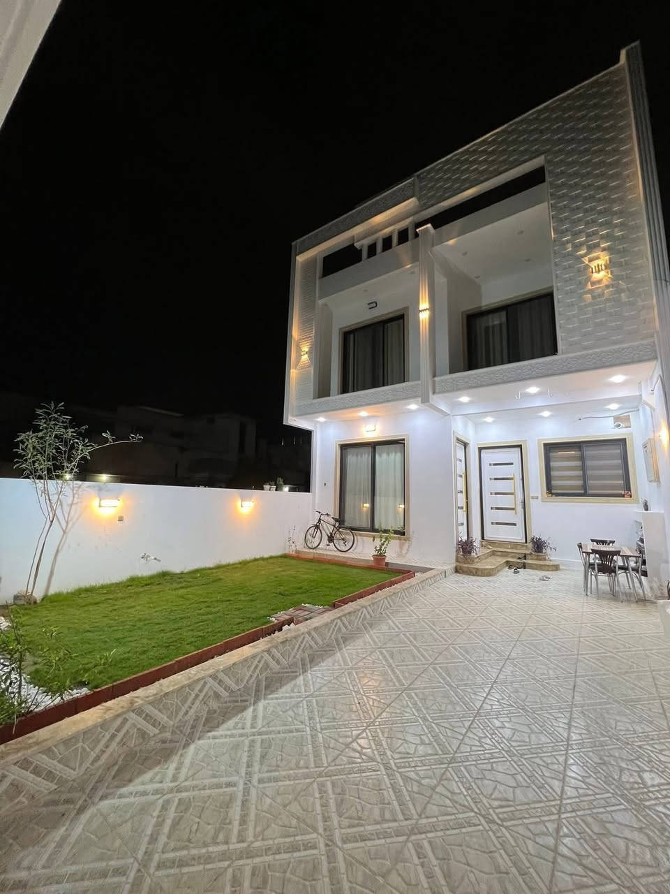 🔥 دار للبيع حي الزهور شارع 6 قريب من الشارع العام🔥  

🏡 فرصة ذهبية للسكن الراقي أو الاستثمار - دار سكني فاخر

📍 الموقع: حي الزهور  
📐 المساحة: 240 متر
📏 الواجهة: 8 متر  
📏 العمق: 30 متر  

🏗️ البناء: تصميم وتنفيذ مكتب هندسي  

✨ تفاصيل الدار:  
🛏️ 6 غرف نوم (2 منها سويت)  
🌿 حديقة + مناورة كبيرة توفر إنارة وتهوية ممتازة  
🚪 مخزن + تواليت خارجي  

🔻 الطابق الأرضي:  
▫️ غرفتين نوم  
▫️ استقبال  
▫️ هول واسع  
▫️ مطبخ خشب إيطالي
▫️ صحيات  

🔻 الطابق الأول:  
▫️ 4 غرف نوم (2 منها سويت)  
▫️ هول  
▫️ صحيات  
▫️ بيتونة كبيرة  

✨ المواصفات:  
▫️ أرضيات بورسلين هندي فاخر  
▫️ سقوف جمسمبورد حديثة  
▫️ شبابيك سلايد ألمنيوم  
▫️سطح كاشي بالكامل
▫️تأسيس الكهرباء بنظام البواري
▫️خط طاقة شمسيه للبيت بالكامل
▫️تبريد البيت بنظام الدكتات
▫️بواري للسبالت لكل البيت 

التعامل مع الشرعي مباشرة

📞 للتواصل: *********** 

📞 للتواصل: ***********
