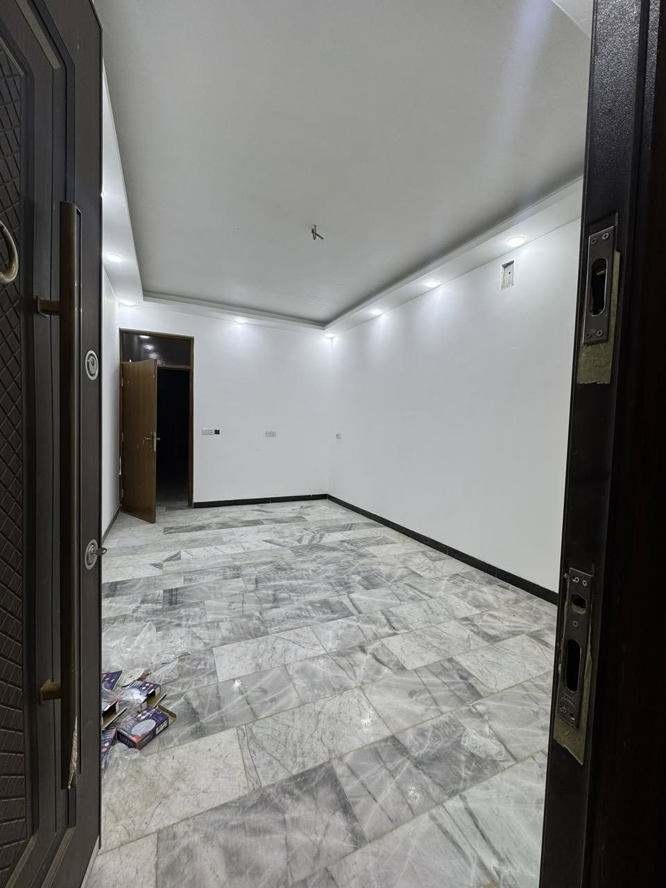 🏠بيت للبيع
📍الموقع/ القاهره ا  (حي القاهرة - شارع شيف سوري )

ملاحظه/البيت جديد زيرو ## 

 .مكان ماطور ____

 ..كهرباء كل طابق معزول عن الثاني.بناء ##

 ______درجه اولى 🏰🏰🏰

📌المساحة/  80 /

 📌الواجهة/  4 و 20 س /

📌النزال/ 20  /

الطابق /آلأول/ طرمه صغيره / 

 اسقبال / مطبخ / حولي / خدمات / غرفه نوم

الطابق  /  الثاني / 2نوم.حولي .خدمات /

 #.بيتونه كبيره.سطحين#

للاستفسار ☎️

📞 *********** ______
