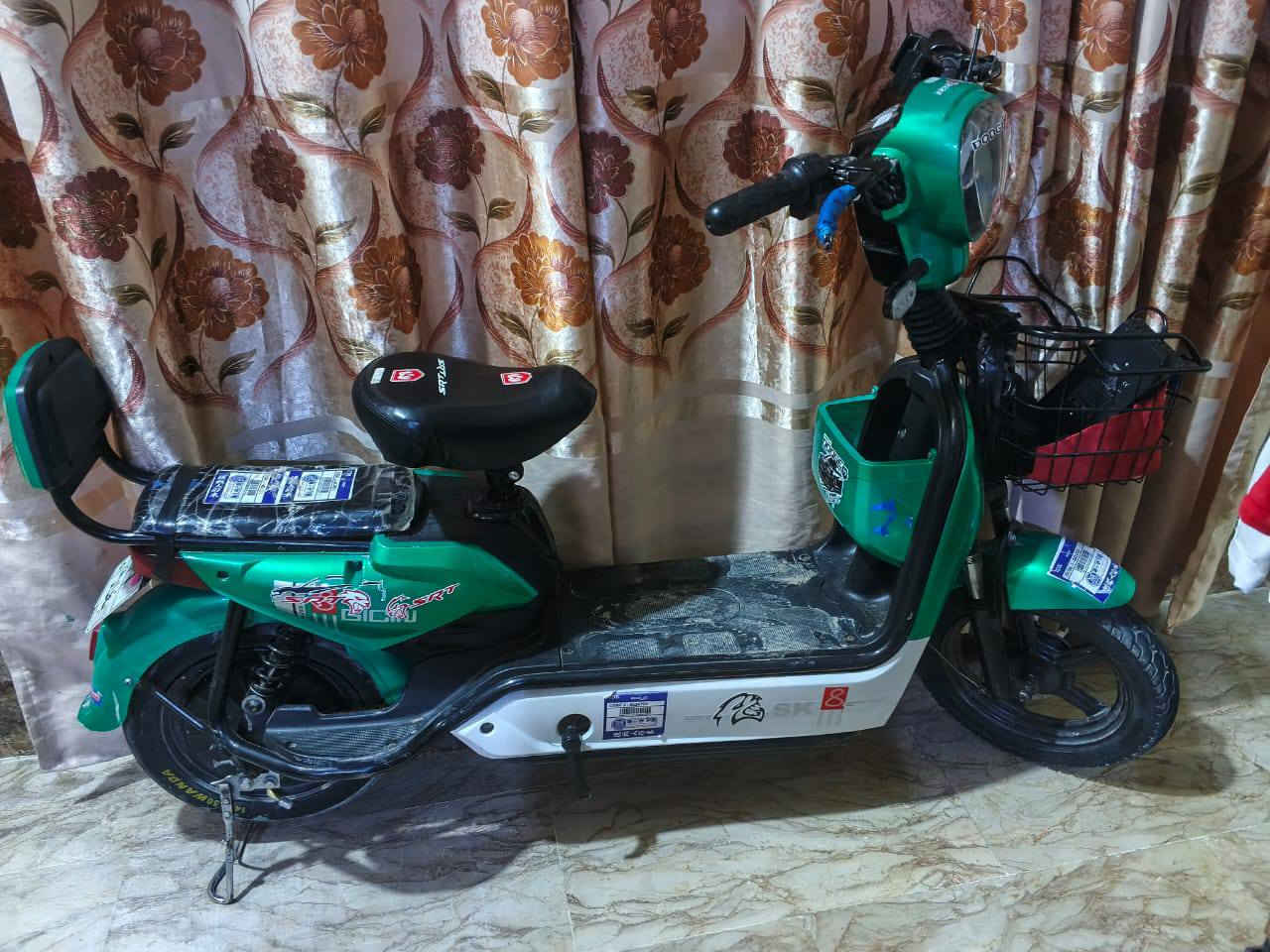 السلام عليكم 
دراجه شحن جديده قبل شهرين نازله من رمبه 
السعر 300 وبيها مجال
للاستفسار: ‏‪***********‬‏
