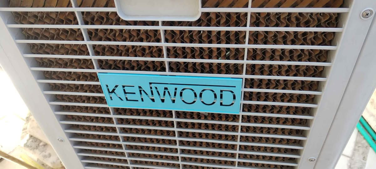 كونفيرا ( KENWOOD ) شركة قصر النخبة حجم وسط استعمال قليل جدا بالحديقة يعني شبه الجديدة
الارتفاع 120 العرض 60
التحكم يدوي وهو الافضل والمرغوب
نظام شلال مع ثلاث علب تحتوي مادة الجلاتين للتبريد 
الشباك الداخلي دوار
عجلات مع طوافة كاملة

المكان العطيفية
السعر النهائي 200 بدون عملة
لان كلشي موجود بالسوك بغداد, العراق


**إذا كنت صاحب هذا الإعلان وتريد حذفه لأي سبب، رجاءا أرسل رسالة إلى الدعم الفني**