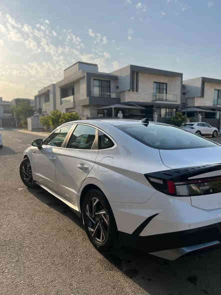 السلام عليكم 
هيونداي سوناتا 24 خليجي للبيع 
رقم بغداد انكليزي ب اسمي 
مكفوله من صبغ ولبارد ولتبديل 
فقط بيها رصعتين مال حصوات 
ماشيه 95 الف قابله للزياده 
كامله مناقصها اي شي 
 مكينه كير حداديه كهربائيات كله سليم 
100% 
تخم تاير جديد جواها 
مواصفات عاديه 
محرك 2500 
كير 8 نمر 
حساس ضغط اطارات 
حساسات اماميه خلفيه 
بك لايت لد 
لد نهاري امامي 
فول تحكم ستيرن 
شاشه متصله تدعم ابل كار بلي واندرويد اوتو 
عدادات دجتل 
مري شفط 
بلوتوث 
مداخل تايبسي 
معروفه مواصفاتها 
مكاني بغداد الكرخ 
عارضها 215 وبيها مجال
للستفسار 
***********
