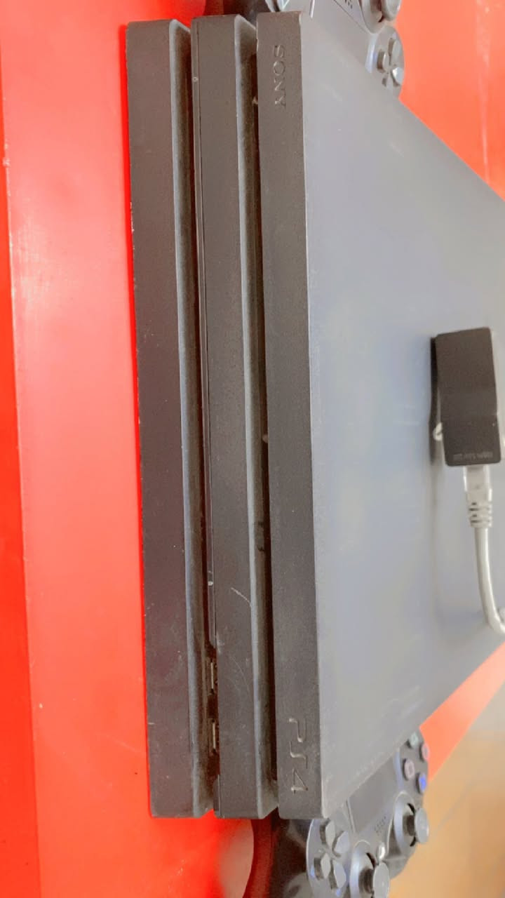 بلي ستيشن 4 
برو
مهكر
مع جوستكات عدد 2
ونظف جداً
السعر 350
رقمي للتواصل
***********
