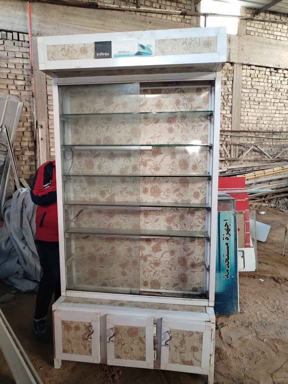 ميز تزكام امداف مترين شرط نضافة 100
ميز جام متر و20 
لوحات عرض عدد 3 
فاترينا كاملة انارة بيهة تخبل نضافة 100
مكاني النجف الكوفة حي ميسان
***********
