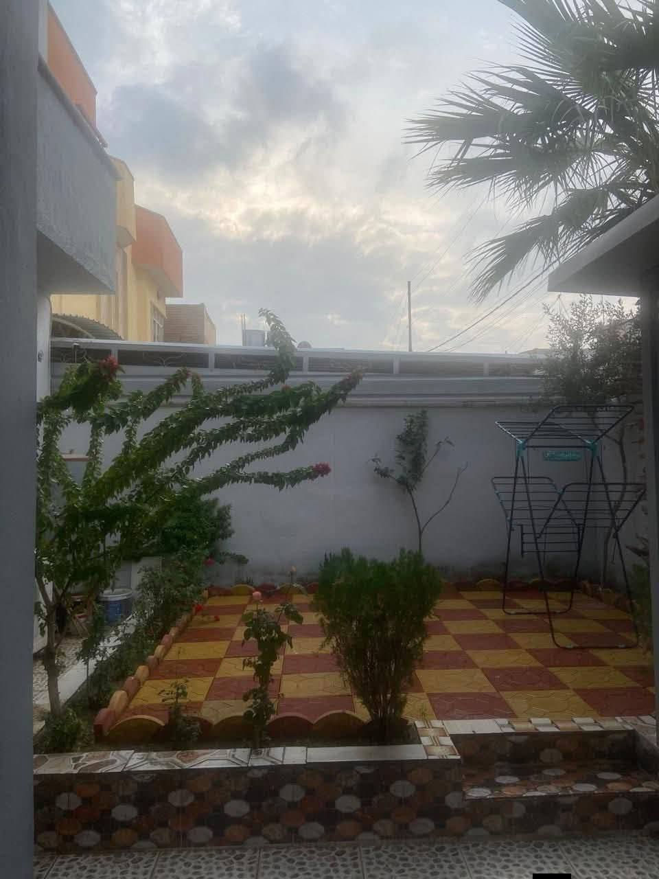 سلام عليكم 

بيت للبيع في حي المحاربين مربع الذهبي قرب روضه الفرسان قرب جامع ذياب العراقي 

بناء 90 محدث 2020 سند طابو الزهور شرط التحويل 

مساحه البيت 200 متر واجها 10 متر عمق 20 متر 

يحتوي البيت ع استقبال وهول وغرفتين نوم ومطبخ حار وبارد وصحيات خارجي وداخلي وكراج سياره وحديقة 

طابق الثاني هول و3 غرف نوم وصحيات ومناور ومخزن وبيتونه 

يحتوي البيت ع 

نظام كاميرات 

نظام سبالت 

نظام غسالات

ملاحظة هدية مع البيت 4 سبالات والكاونترات 

للاستفسار عن سعر البيت الاتصال ع الرقم وبي واتساب   -   *********** ,,,,,***********
