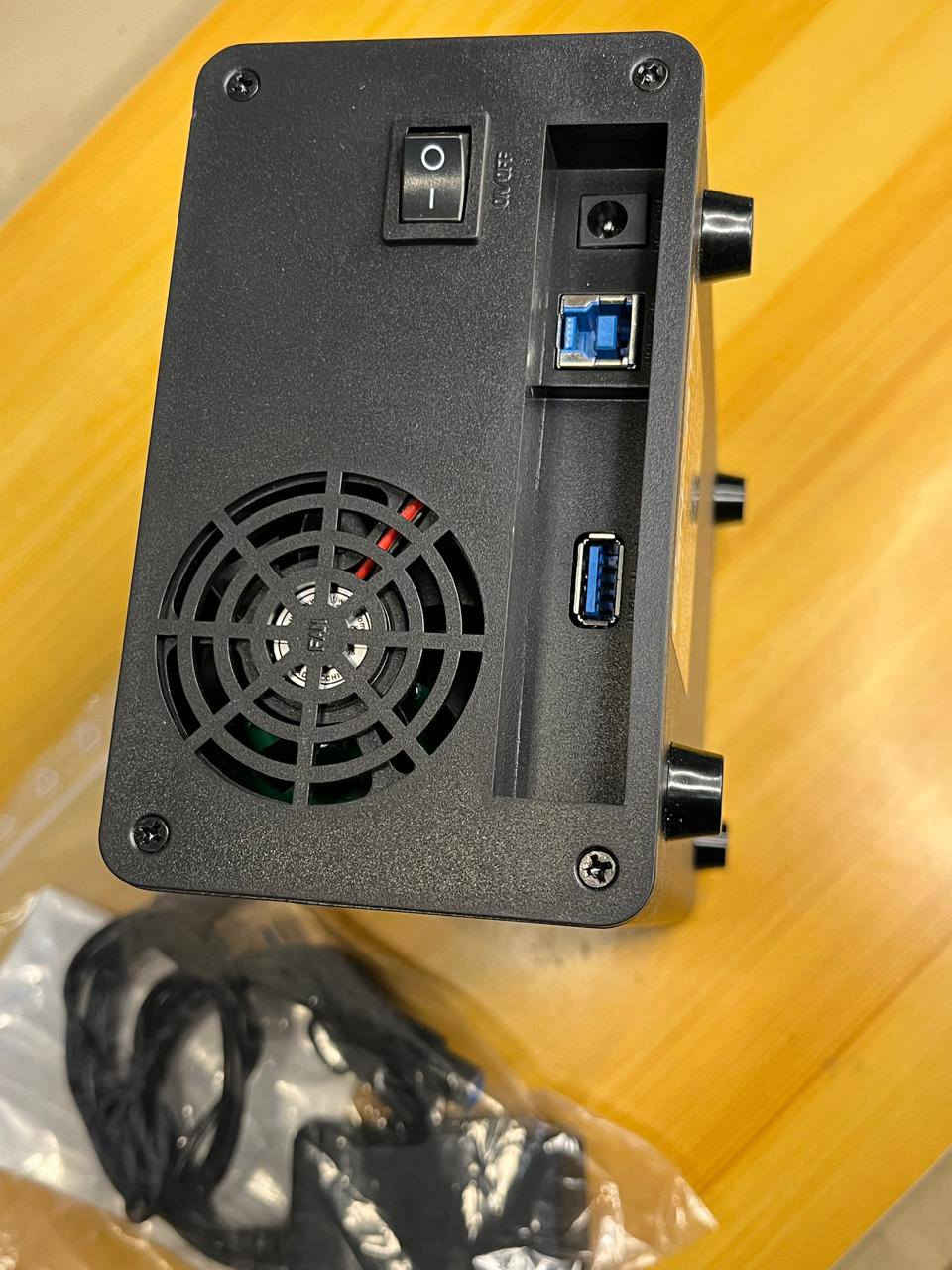 جديد اخوان شكد يسوى نطونه سعر
فتحتين (2-Bay): يشغل هاردين بنفس الوقت.
توافق كامل: يدعم هاردات اللابتوب (2.5") وهاردات الديسكتوب الكبيرة (3.5") من نوع SATA (HDD & SSD).
دعم سعة ضخمة: يتحمل هاردات بسعة تصل إلى 40 تيرابايت (20 تيرابايت لكل فتحة).
أنظمة RAID: يدعم (RAID 0, RAID 1, JBOD, Span) - يعني تكدر تدمج الهاردين لزيادة السرعة، أو تخليهم نسخ احتياطي لبعض (Mirror) حتى تحمي بياناتك من الضياع.
سرعة نقل بيانات: منفذ USB 3.0 عالي السرعة (يوصل لـ 5Gbps).
تبريد ذكي: هيكل من الألمنيوم القوي مع مروحة تبريد مدمجة لضمان عدم ارتفاع حرارة الهاردات بالشغل الطويل.


**إذا كنت صاحب هذا الإعلان وتريد حذفه لأي سبب، رجاءا أرسل رسالة إلى الدعم الفني**