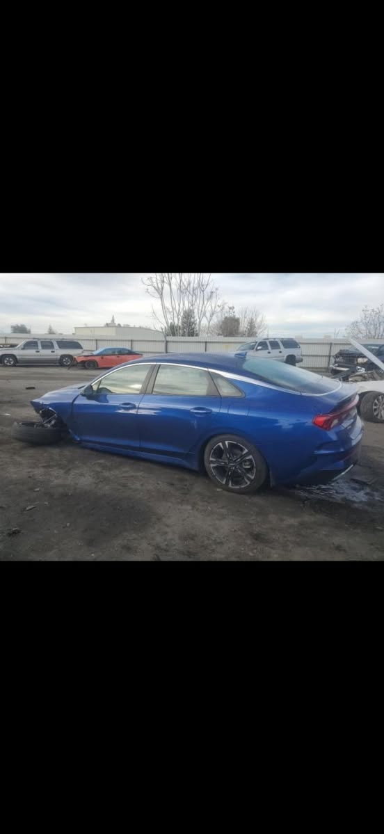 السلام عليكم
كيا k5 جيتي لاين بدون بانوراما
بيع او مراوس 
سياره باسمي
موديل ٢٠٢٢
ماشيه ٦١ ميل
وارد امريكي بيه بارد بالجاملغ الايسر  وبيه بالبنيد بارد مال حادث مبين ع كد اصبع سياره بدون قطره صبغ وبدون ايرباك وبيه طخه بالجاملغ الخلفي بعدني ممصلحه موضحه بالصور 
موصفات ميحتاج اذكر معروفه الجيتي لاين
مكانه بغداد السيديه 
***********
