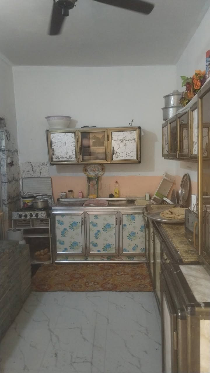 من رخصت مديره لكروب يرحمه لوالديك وافق للبيع بيت مساحه ٢٠٠ متر بناه بلوك صكف صب مسلح لرضيه صب بي غرفتين نوم واستقبال ومطبخ وصحياد داخليه وصحيات خارجيه وطرمه كبيره وحديقه كبيره عنواني بغداد شارع الجزيره منطقت الصلاح مقابيل مولد كاظم نوع العقار طابو زراعي ١١٧ (***********) (***********)لاسيه بي واتساب فقط ولثير تصال لرضيه جايبله مرمر عوزه بس سمنت ورمل لسعر ٤٥ وبي مجال لشراي
