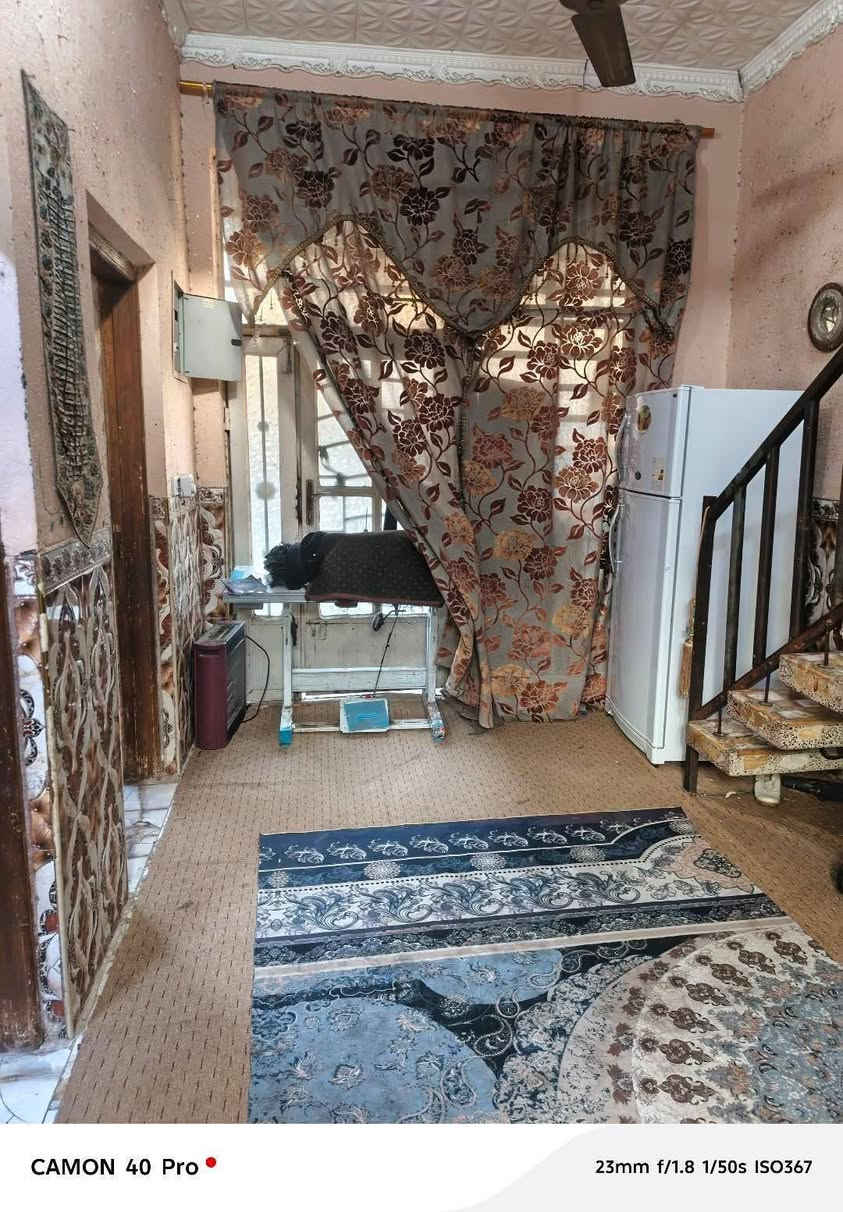 بيت للبيع مساحته 133 متر زراعي سند 25 الموقع الحمزه الغربي شارع علي قماره قرب سيد عباس
يحتوي على غرفة ومطبخ وصالة واستقبال وصحيات داخليه وخارجيه
 بناء طابوك والسقف عكاده
السعر 50 مليون وبي مجال
الاستفسار الاتصال على الرقم ***********

