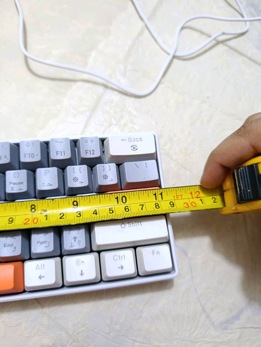 كيبورد ميكانيكي الوان جميلة طول ٢٩سم مع واير ربط بل كيس (تايبسي) طول الواير متر ونص  يوجد توصيل جميع المحافظات 
بغداد البياع 📍