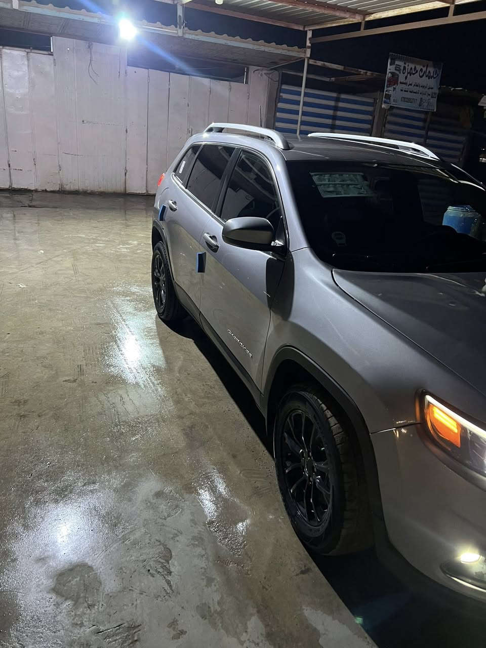 السلام عليكم
جيب شيروكي فئة لاتيتود 
موديل 2019 
محرك 2400 / 4 سلندر 
ماشية 58 
كير محرك مكفولات 
حدادية جديدة 
شاشة 
سايد بريك كهرباء 
لايت زنون 
منافذ شحن 
بلوتوث 
تبريد تدفئة 
رقم قادسية 
سونارها مرفق مع الصور 
السعر 105 وبيها مجال 
عنوان واسط / نعمانية 
للاستفسار ***********
