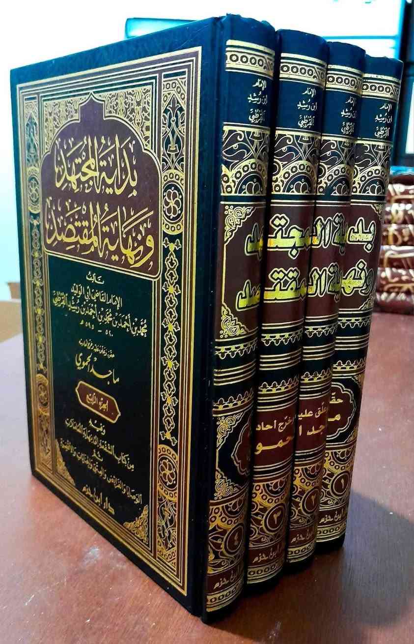 #كتاب اليوم: ☘️💥 «بداية المجتهد ونهاية المقتصد».🍀💥 

✍ تأليف: أبي الوليد محمد بن أحمد بن رشد القرطبي الحفيد رحمه الله ( ت: 595 هـ).

🔍 حققه وعلق عليه: ماجد الحموي.

🖨 تجليد فني فاخر في أربعة مجلدات من إصدار دار ابن حزم للنشر والتوزيع على ورق أبيض وكتابة واضحة.

🔴 قال عنه الذهبي في «تاريخ الإسلام»:

«كتاب بداية المجتهد، ونهاية المقتصد، في الفقه، عَلَل فيه وَوَجه،ولا نعلم في فته أنفع منه، ولا أحسن مساقا».

▪ تُقرّر الجامعة الإسلامية بالمدينة تدريسه في المرحلة الجامعية؛ لأن مؤلَّفَه اعتني بتطبيق القواعد الأصوليّة والفقهية على المسائل الفرعية، واهتمّ بالتنبيه على نكت الخلاف بين العلماء، مما يساعد على تنمية الملكة الفقهية، التي تُعين الطالب على حسن الاجتهاد، كما أنه يُربّي فيه احترام الدليل واتّباعه، وعدم تقديم القياس والرأي عليه، 

قال ابن رشد في كتاب الصرف: «فإنّ هذا الكتاب إنما وضعناه؛ ليبلغ به المجتهد في هذه الصناعة رتبة الاجتهاد، إذا حمّل ما يجب له أن يحصل قبله من القدر الكافي له في علم النحو، واللغة، وصناعة أصول الفقه ...، وبهذه الرُتبة يُسمّى فقيها، لا بحفظ مسائل الفقه».

أبرز تفاصيل طبعة دار ابن حزم:
يعتبر كتاب "بداية المجتهد ونهاية المقتصد" لابن رشد الحفيد (ت 595 هـ) الصادر عن دار ابن حزم في بيروت، من أبرز طبعات هذا المرجع الفقهي الشامل.
 تتميز هذه الطبعة بتحقيق علمي وتخريج للأحاديث، وتصدر في 4 مجلدات، 
وتعتبر مرجعاً أساسياً في الفقه المقارن وأسباب اختلاف الفقهاء.

المحقق: ماجد الحموي.
المجلدات: 4 مجلدات (تجليد فني فاخر).
المميزات: توفر النص مع تخريج الأحاديث، وتوضيح أسباب اختلاف العلماء، مع العناية بجودة الورق والطباعة.
التاريخ: توجد طبعات حديثة متتالية (حتى  2022م).
عن الكتاب:هو كتاب فقه مقارن، يستعرض فيه ابن رشد آراء الفقهاء ومذاهبهم، مع التركيز على أسباب الاختلاف، مما يجعله كتاباً لا غنى عنه للمجتهد والباحث.

للطلب والاستفسار يرجى المراسلة على الخاص أو الإتصال بالرقم  : 0783155287

مرحبا بالجميع 🍀💥


**إذا كنت صاحب هذا الإعلان وتريد حذفه لأي سبب، رجاءا أرسل رسالة إلى الدعم الفني**