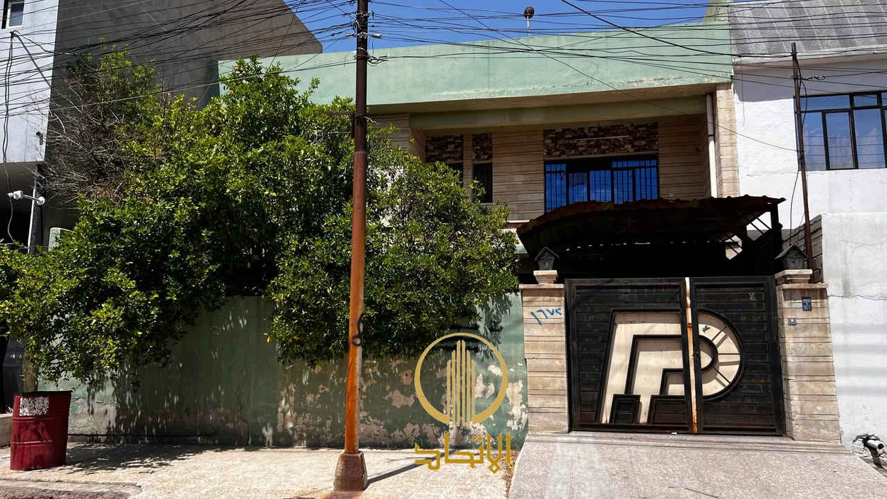 🏛⭐️دار للبيع ⭐️حي البلديات ⭐️🏛
⬅️مدخل كوفي خيال
⬅️خلف فطائر اربيل
⬅️️ مساحـة 230 متر 
⬅️️الابعاد 20متر ❌️ 11متر
⬅️ الإتجاه شروق
⬅️يقع على شارع بعرض ١٥ متر
⬅️طابقين 6 غرف نوم
 ⬅️الطابق الاول هول، استقبال، صحيات ، ٢ غرف نوم 
⬅️الطابق الثاني هول ، صحيات ، ٤ غرف نوم
⬅️ يحتوي على كراج
⬅️موقع مميز

⬅️المكاتبة مع الشرعي مباشرة 

#مكتب_الاتحاد_لتجارة_العقارات_والمقاولات 
لمعرفة الاسعار وباقي العروض انضم لقناة التلكرام
‏ https://t.me/etihad0

 تفاصيل اكثر يرجى مراجعة المكتب
_ 
  مكتب الاتحـــاد للعقار 
الفرع الاول : شارع المصارف الرئيسي 
الفرع الثاني: الصديق بداية سايدين البحرين 
  محمد
***********
 ***********

عبد الرحمن
  *********** 
 🏛
