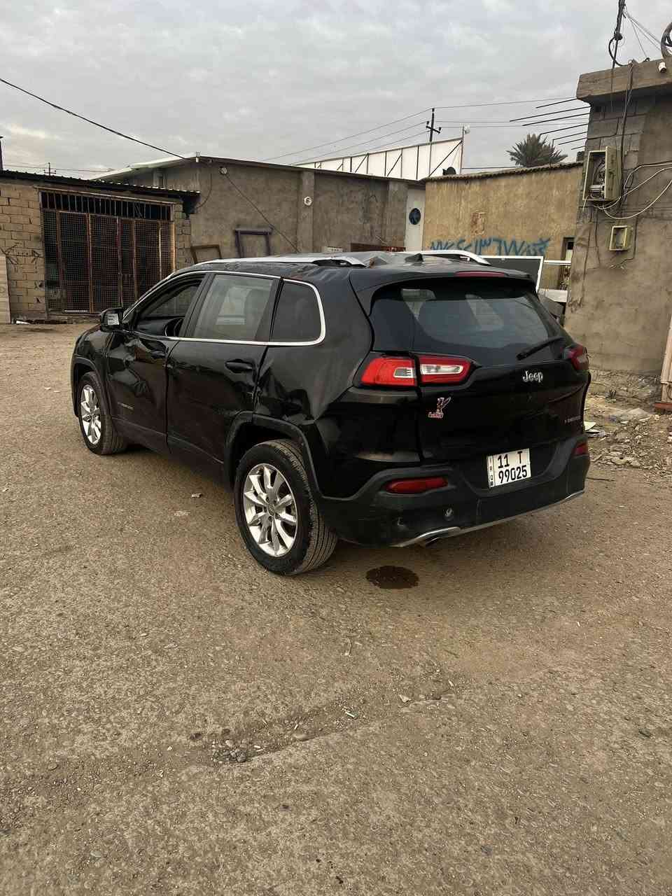 سلام عليكم جيب بزون موديل 2016بيه حادث
السياره شغاله وتمشي مواصفاته تشغيل عن بعد هندبريك دكمه اشاير بال مري كشنات كهرباء  وبعد بيه هواي مواصفات السياره خير من الله رقم بغداد الدولي لتواصل ***********مكاني بغداد الدوره غير متواجد على نت
