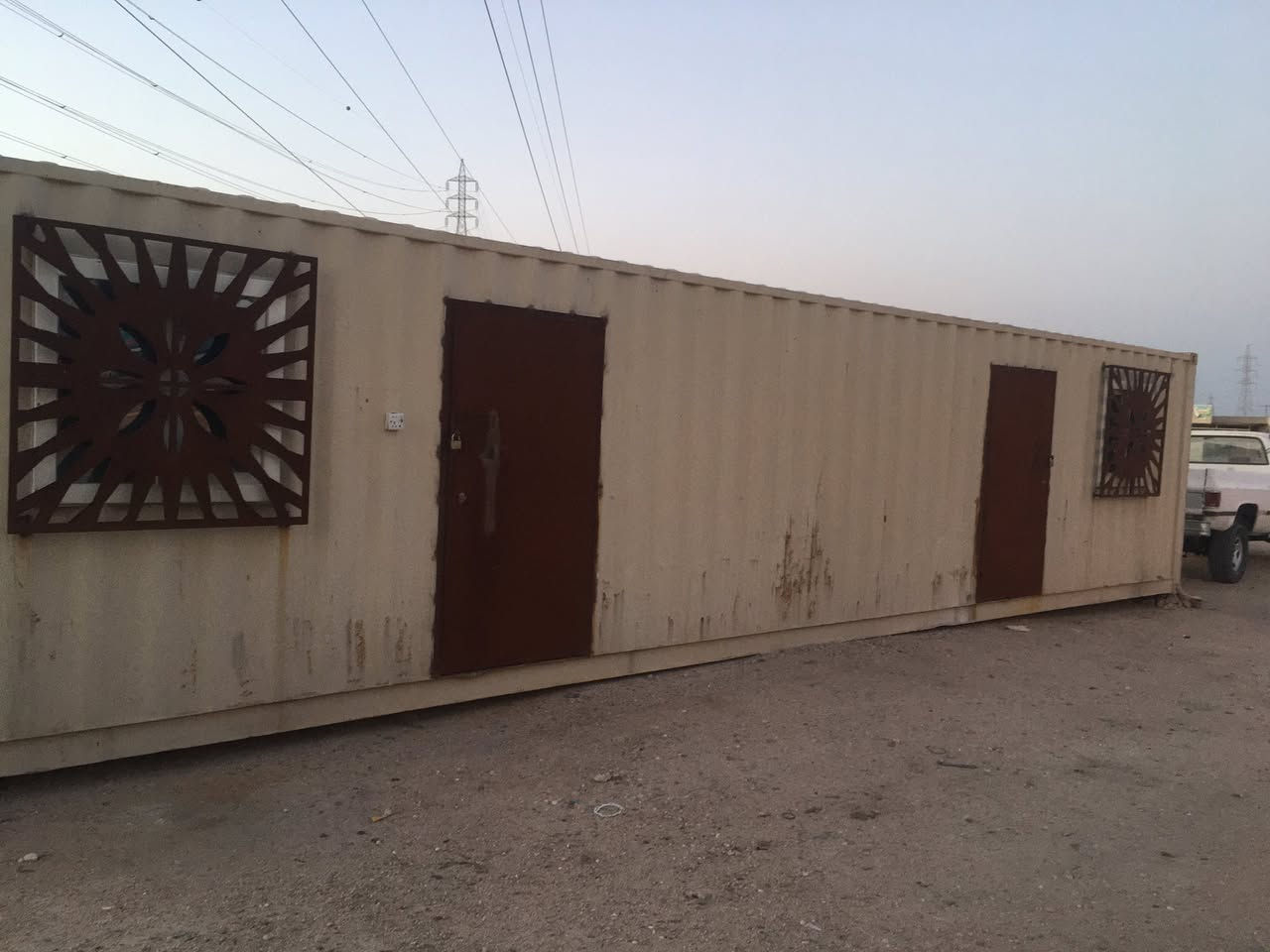 سلام عليكم 
كونتينر للبيع  مغلف من الداخل بسندوينج بنل  عازل 100% قياس 40قدم مايعادل 12متر وارتفاع 2.65ستم  نضيف جدامن الخارج وكذلك قاعدته جديده جدا  يحتوي على اثنين غرفه مع مخزن او صحيات مجهز با الاناره وكاميرات  لاستفسار الاتصال على الرقام ***********او ***********
