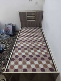 سرير مستعمل • عدد ٢ • مع كومدي