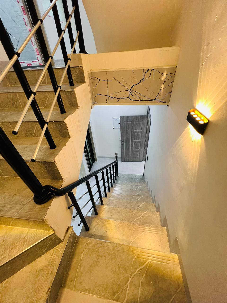 � دار للبيع – حي الملايين الاولى قرب فلل العناز
• المساحة: 120 متر ➖ واجهه 9 متر اتجاه قبله
• خدمات كامله ماء وكهرباء وتبليط
🔹 المواصفات :
• بناء حديث وراقي ونضام دكتات وسبالات وكامرات
• الطابق الأول: غرفتين نوم + صالة + استقبال + صحيات
• الطابق الثاني: ثلاث غرف نوم + صالة + صحيات
• سند زراعي ملك صرف بستان
للاستفسار والتفاصيل الاتصال .
#مكتب_انوار_الموصل_للعقار
***********
***********
