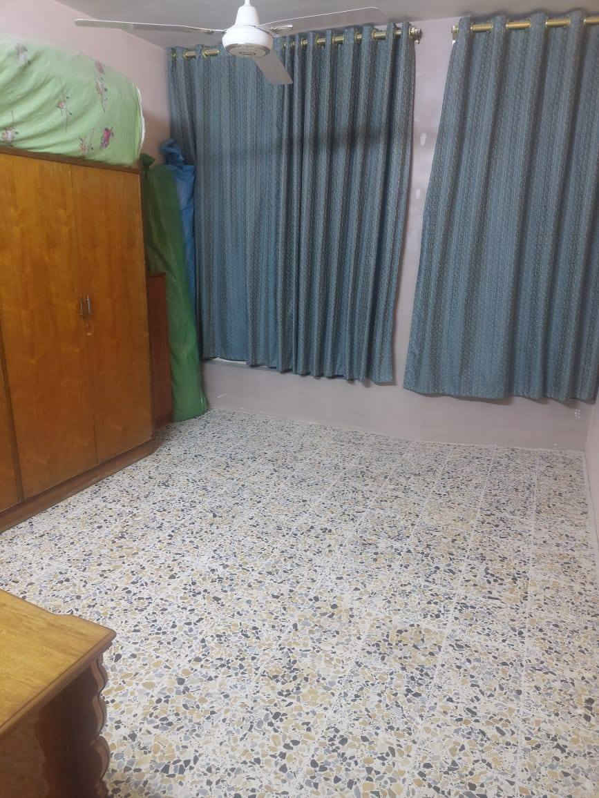 مكلف بالنشر 
السلام عليكم مشتمل للبيع ركن في منطقة الشعب شارع عدن خلف متوسطة صلاح الدين نهاية شارع وصفي المضمد واقع حال ٥٠ بالسند ٤٦ واجهة ٤ نزال ١١ ونص الشارع الرئيسي عرض ١٥ والفرعي ١٠ 
مدخلين مدخل البيت الرئيسي ومدخل على الفرع المجاور وبيه كرفان مخزن في المدخل الثاني نواقص البيت كاشي فقط الطابق الأرضي صالة ومطبخ ومخزن ومنور وحمامات اثنين خارجي وداخلي وفوك غرفتين زغيرة وجبيرة وسطحين البيت بأسم بنيه ونفتح بيان ثاني يوم وبي غراض للبيع اذا احد يحب يشتري البيت والغراض مثل سبالت جداري طنين عدد ٣ وكنتوري عدد ١ كاونترات المنيوم موقع البيت صاير بنص السوكين سوك شلال وسوك الصبح السعر ١٣٥ وبي مجال قليل *********** البيت مالتنه اني مو دلال وان شاء الله يكتب الخير للجميع
