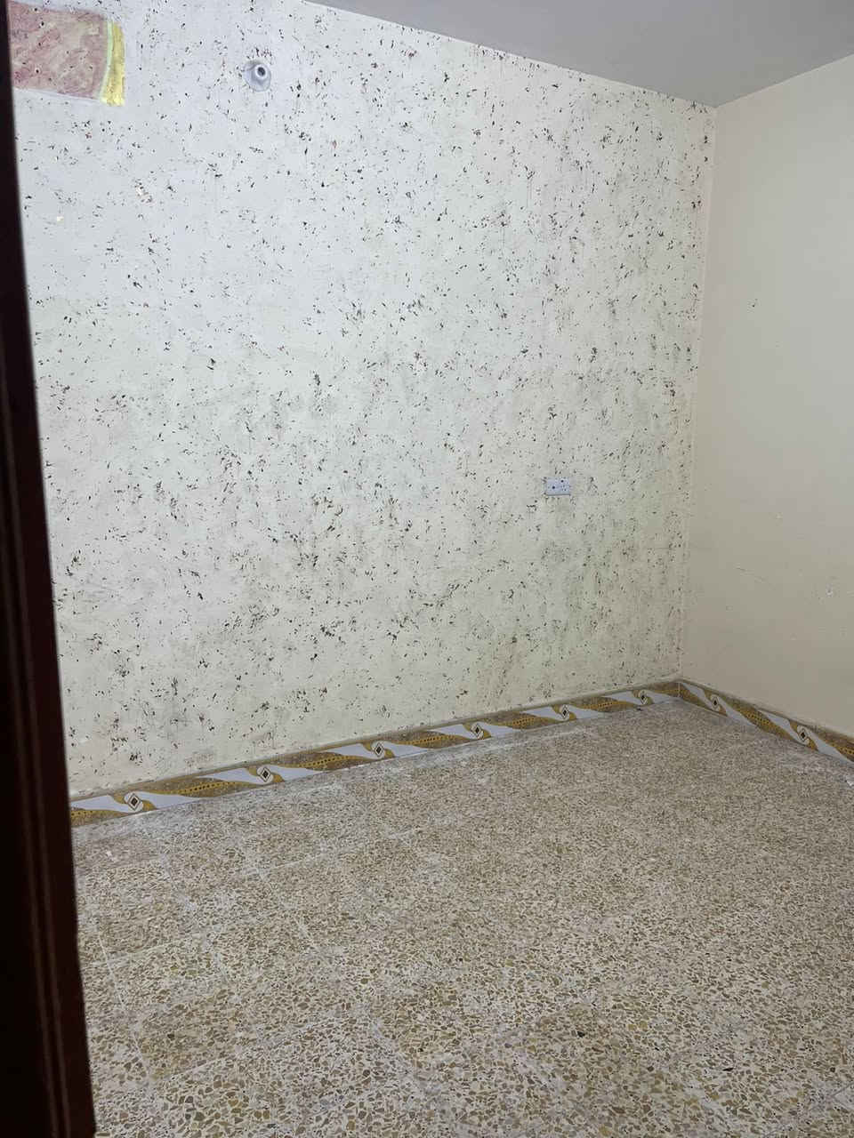 بيت سكني طابقين للأيجار 
العنوان :  الحكيميه 📍
المساحه :  110 م 
يحتوي على :  2 غرفه +  أستقبال  +  كراج + صاله + مطبخ 
المواصفات : بناء حديث + موقع ممتاز
سعر الأيجار :  700 الف قفل
للتواصل : 
***********
*********** 
***********
